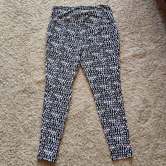 Chico's Zenery legging Size 8 or Chico's 1 Color Black with White dot pattern - Picture 10 of 16